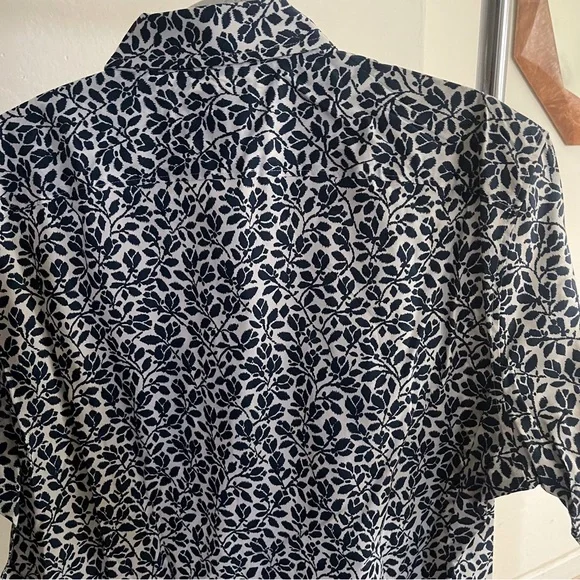 Murano blue and white floral short sleeve button down shirt - large - Picture 5 of 9